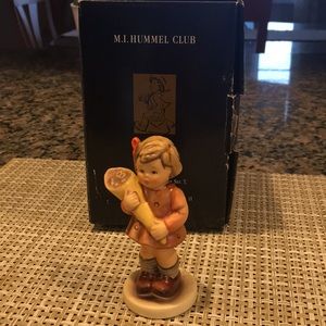 Hummel : A Sweet Offering! NIB, the Hummel club!